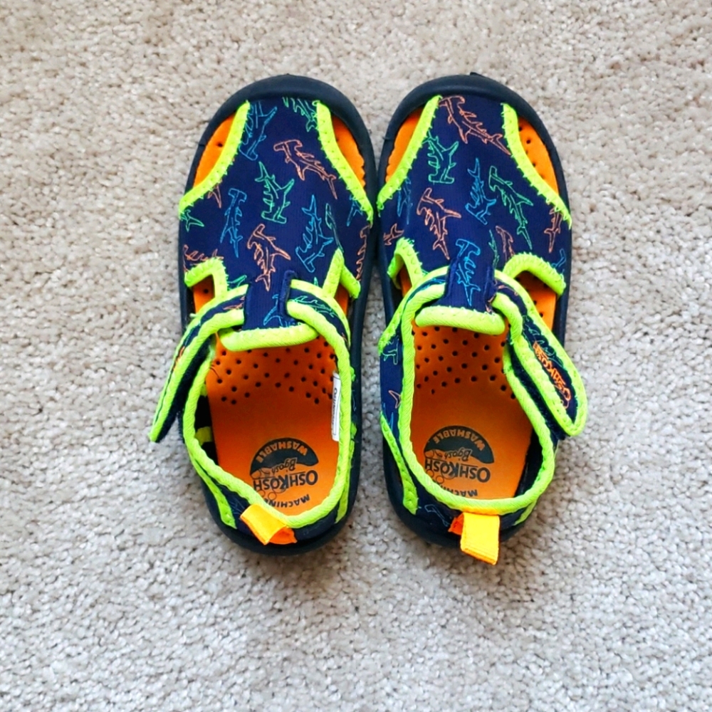 OshKosh B'gosh toddler boy water shoes, size 8